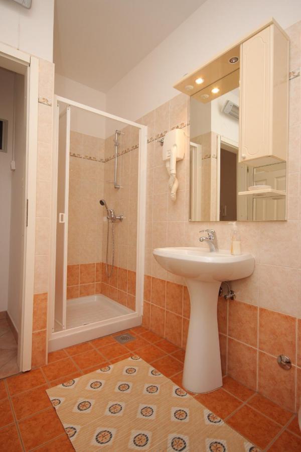 Apartments And Rooms With Wifi Vrsar, Porec - 3007 Buitenkant foto